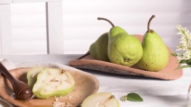 Ahşap masada bal ve fındık ile lezzetli armut.