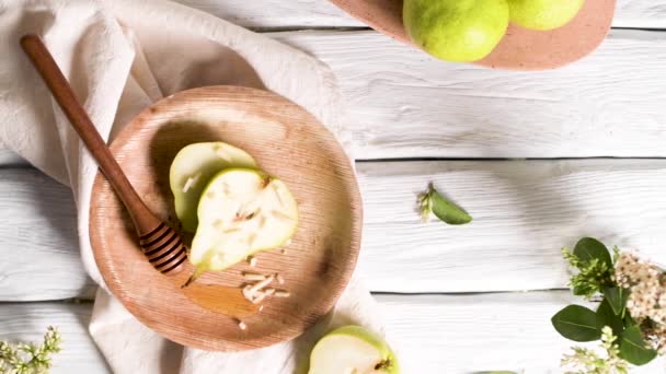 Sabrosas Peras Con Miel Nueces Sobre Mesa Madera — Vídeos de Stock