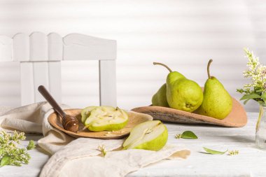 Bal ve fındık ile lezzetli armut