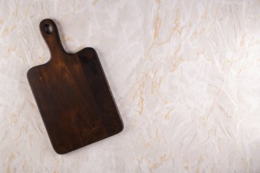 Gri mermer zemin ahşap kesme tahtası