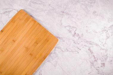 Gri mermer zemin ahşap kesme tahtası