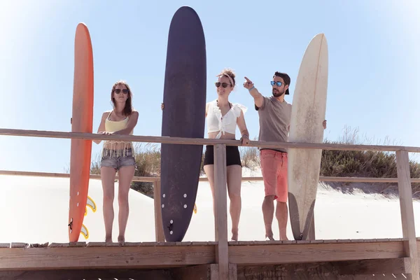 Boys and girls teen surfers with surfboards — Stock Photo, Image