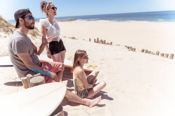 サーフボードを持つ男の子と女の子の十代のサーファー — ストック写真