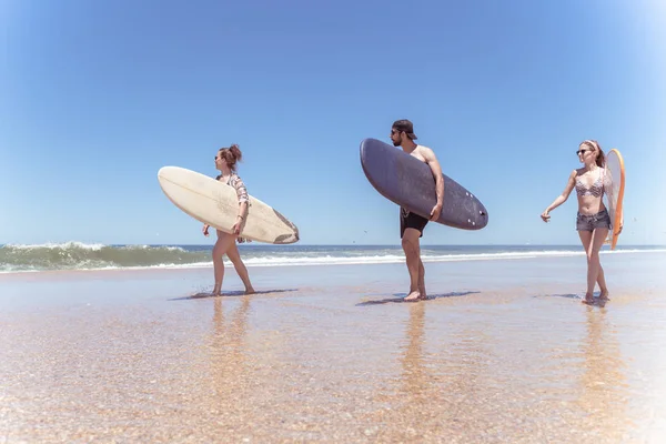 Niños y niñas surfistas adolescentes con tablas de surf — Foto de Stock