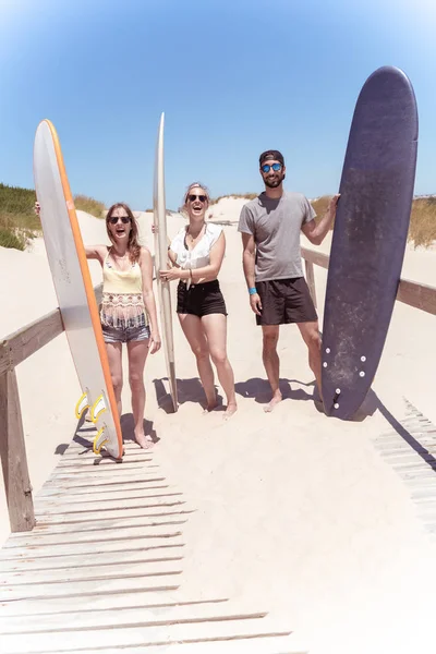 サーフボードを持つ男の子と女の子の十代のサーファー — ストック写真