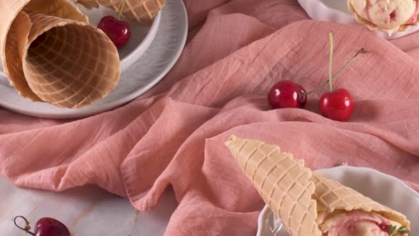 Conos Gofre Tradicionales Con Helado Frutas Cereza Superficie Piedra Mármol — Vídeos de Stock