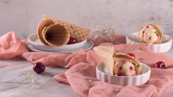 Dondurma Kiraz Meyveli Geleneksel Waffle Konileri Mermer Taş Yüzeyde — Stok video