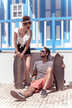 Genç aktif çift bir yaz güneşli gün kaykay zevk