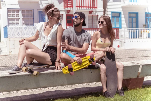 Трое молодых активных друзей наслаждаются летним солнечным днем — стоковое фото