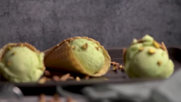 Bolas Helado Pistacho Conos Gofre Sobre Fondo Oscuro — Vídeo de stock