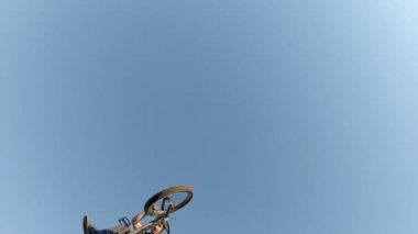 BMX bisiklet atlama üzerinde kir iz kir yolda.