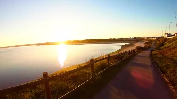 Вид Скейтбордиста Який Плаває Пішохідній Прогулянці Річці Заході Сонця — стокове відео