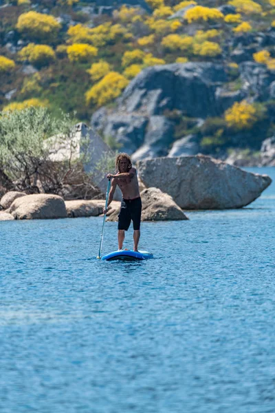 Stand Up Paddle auf einem See — Stockfoto