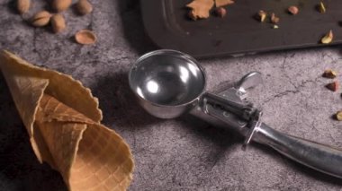 Siyah bir arka planda waffle konileri fıstık dondurması topları.