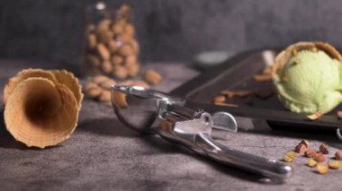 Siyah bir arka planda waffle konileri fıstık dondurması topları.