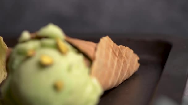 Bolas Helado Pistacho Conos Gofre Sobre Fondo Oscuro — Vídeos de Stock