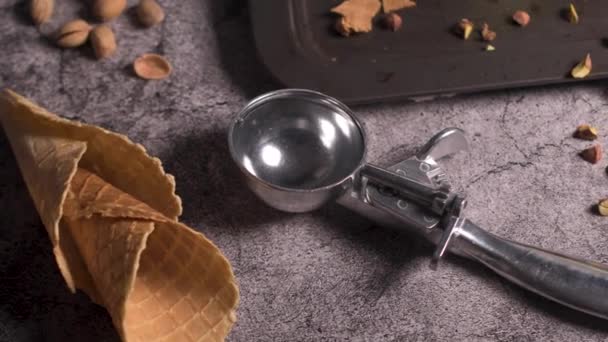 在深色背景上的华夫饼圆锥中的开心果冰淇淋球 — 图库视频影像