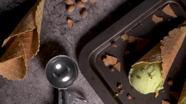 Bolas Helado Pistacho Conos Gofre Sobre Fondo Oscuro — Vídeo de stock