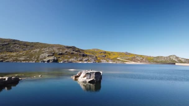ラゴア コンプリダ Lagoa Comprida ポルトガルのセラ エストレラ自然公園最大の湖 — ストック動画