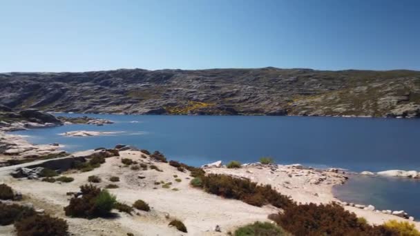 Lagoa Comprida Největší Jezero Přírodního Parku Serra Estrela Portugalsko — Stock video