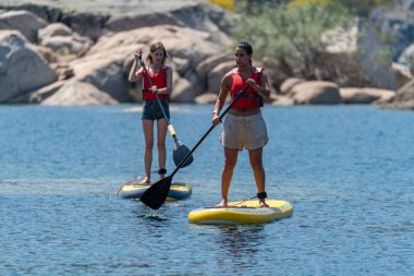 Ayağa kalkıp bir gölde kürek