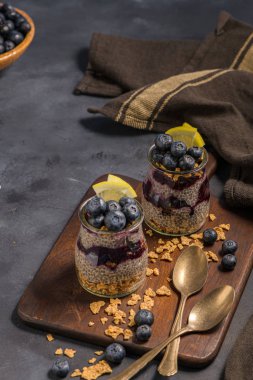 Yaban mersini ile Chia puding