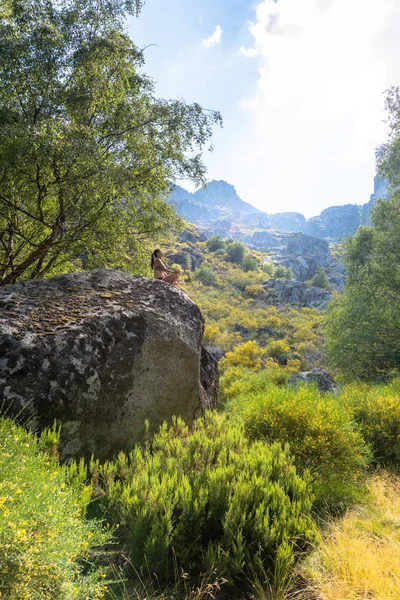 Joven turista mirando a la cima de la montaña —  Fotos de Stock