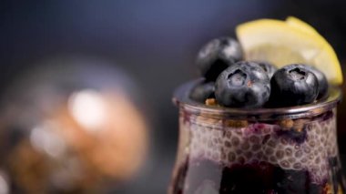 Koyu masa üzerinde yaban mersini ile Chia puding.