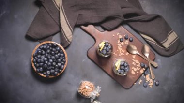 Koyu masa üzerinde yaban mersini ile Chia puding.