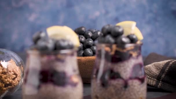 Chia Pudding Met Blauwe Bessen Donkere Tafel — Stockvideo