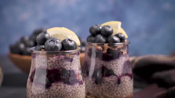 Chia Pudding Med Blåbär Mörkt Bord — Stockvideo