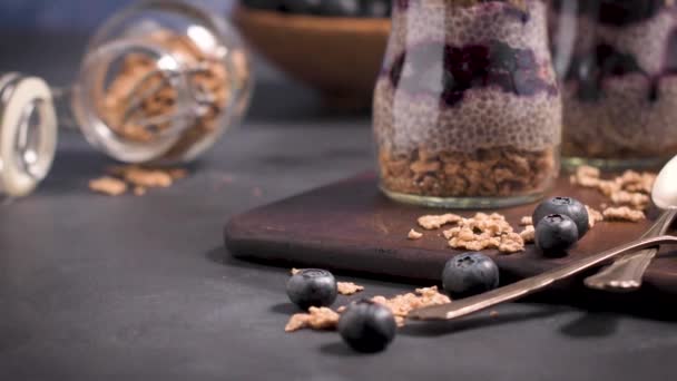 Chia Pudding Met Blauwe Bessen Donkere Tafel — Stockvideo