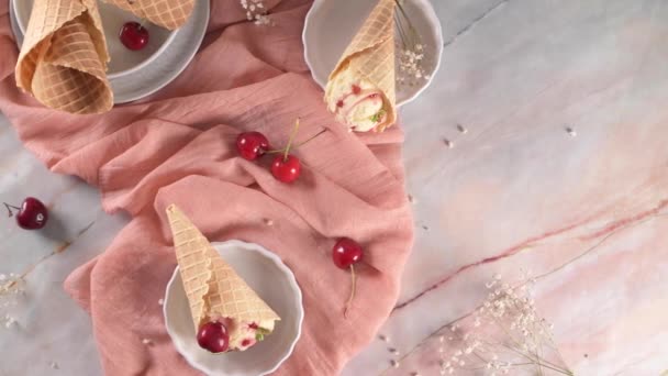 Традиційні Вафельні Шишки Морозивом Вишневими Фруктами Поверхні Мармуру — стокове відео