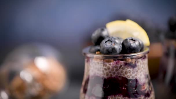 Chia Pudding Met Blauwe Bessen Donkere Tafel — Stockvideo