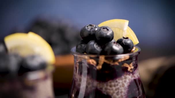 Chia Pudding Met Blauwe Bessen Donkere Tafel — Stockvideo