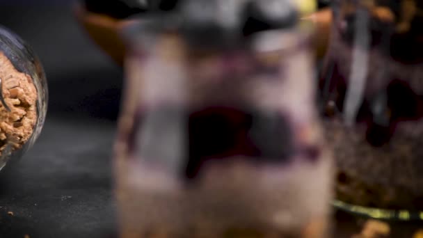 奇亚布丁与蓝莓在黑暗的桌子上 — 图库视频影像