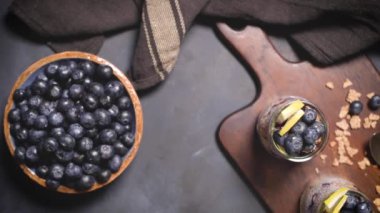 Koyu masa üzerinde yaban mersini ile Chia puding.