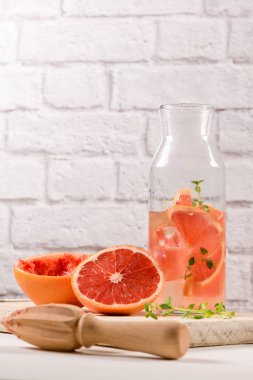 Kekikli greyfurt limonata