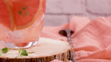 Ahşap bir yüzey üzerinde buz ile gözlük kekik ile Sağlıklı yaz içki greyfurt limonata.