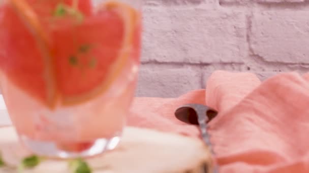 Gezonde Zomer Drink Grapefruit Limonade Met Tijm Glazen Met Ijs — Stockvideo