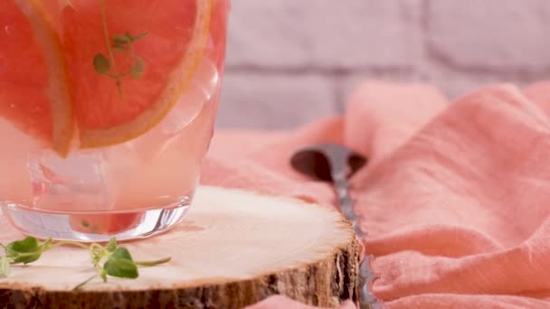 Zdravé Letní Pití Grapefruitu Limonády Tymián Brýlích Ledem Dřevěném Povrchu — Stock video
