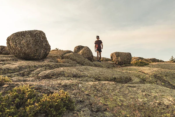 Reizende Man Toerist Met Rugzak Wandelen Bergen Landschap Actieve Gezonde — Stockfoto