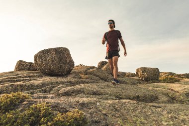 Sırt çantası ile Seyahat Man turist