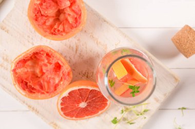 Ahşap bir yüzey üzerinde buz ile gözlük kekik ile Sağlıklı yaz içki greyfurt limonata.