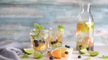 Limonlu, limonlu, limonlu, nane aromalı, limonlu, diyet detoks içeceklerinden oluşan limonlu, limonlu ve mojitolu yaz kokteylleri..