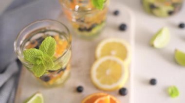 Limonlu, limonlu, limonlu, nane aromalı, limonlu, diyet detoks içeceklerinden oluşan limonlu, limonlu ve mojitolu yaz kokteylleri..