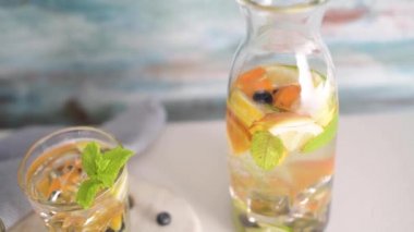 Limonlu, limonlu, limonlu, nane aromalı, limonlu, diyet detoks içeceklerinden oluşan limonlu, limonlu ve mojitolu yaz kokteylleri..