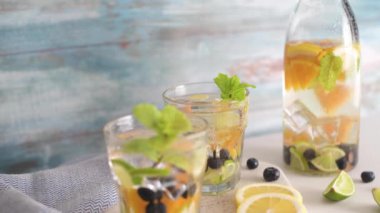 Limonlu, limonlu, limonlu, nane aromalı, limonlu, diyet detoks içeceklerinden oluşan limonlu, limonlu ve mojitolu yaz kokteylleri..