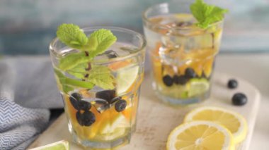 Limonlu, limonlu, limonlu, nane aromalı, limonlu, diyet detoks içeceklerinden oluşan limonlu, limonlu ve mojitolu yaz kokteylleri..