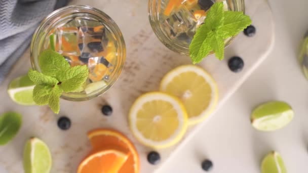 Zomerse Gezonde Cocktails Van Citruswater Limonades Mojito Met Citroensinaasappelbosbessen Munt — Stockvideo